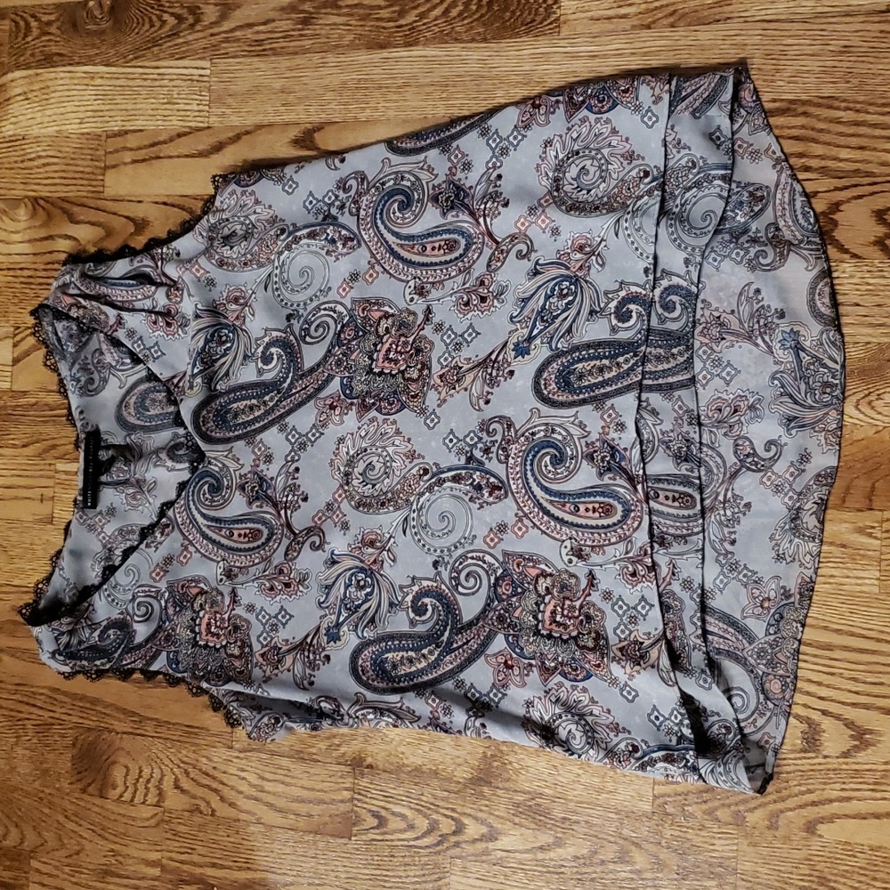 (S) White House Black Market Paisley Print Loose Fit Flowy Scalloped Edging